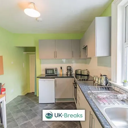 Large, Centrally Located, 5 Bedroom House Homestay *