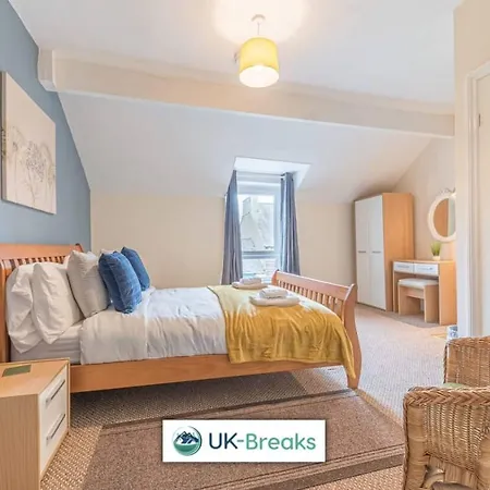 Large, Centrally Located, 5 Bedroom House
