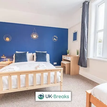 Large, Centrally Located, 5 Bedroom House Homestay *