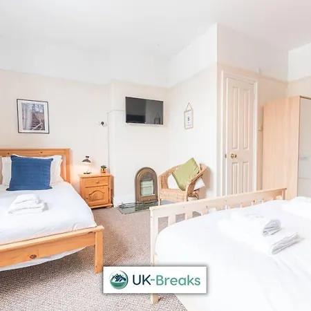 Homestay Large, Centrally Located, 5 Bedroom House Workington