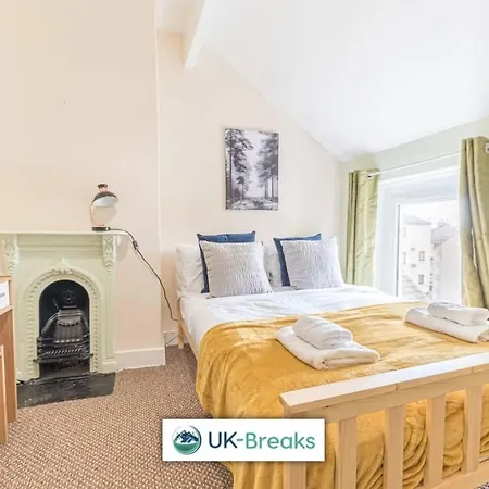 Large, Centrally Located, 5 Bedroom House Homestay Workington