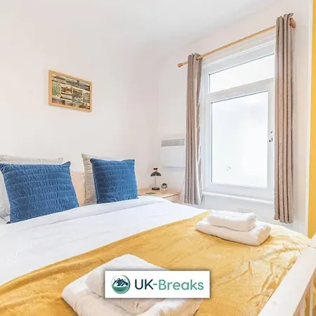 Large, Centrally Located, 5 Bedroom House *