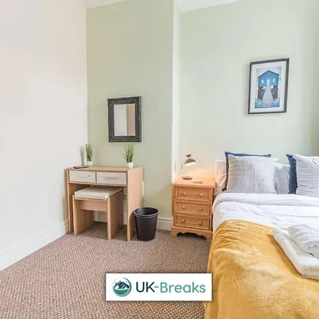 Homestay Large, Centrally Located, 5 Bedroom House Workington