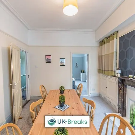 Large, Centrally Located, 5 Bedroom House Homestay Workington
