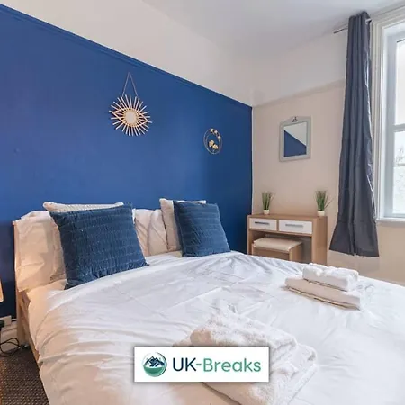Large, Centrally Located, 5 Bedroom House Homestay