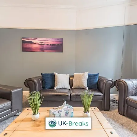 Homestay Large, Centrally Located, 5 Bedroom House *